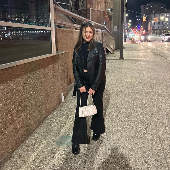 Meet your Posher, Janelle - Picture 6 of 16